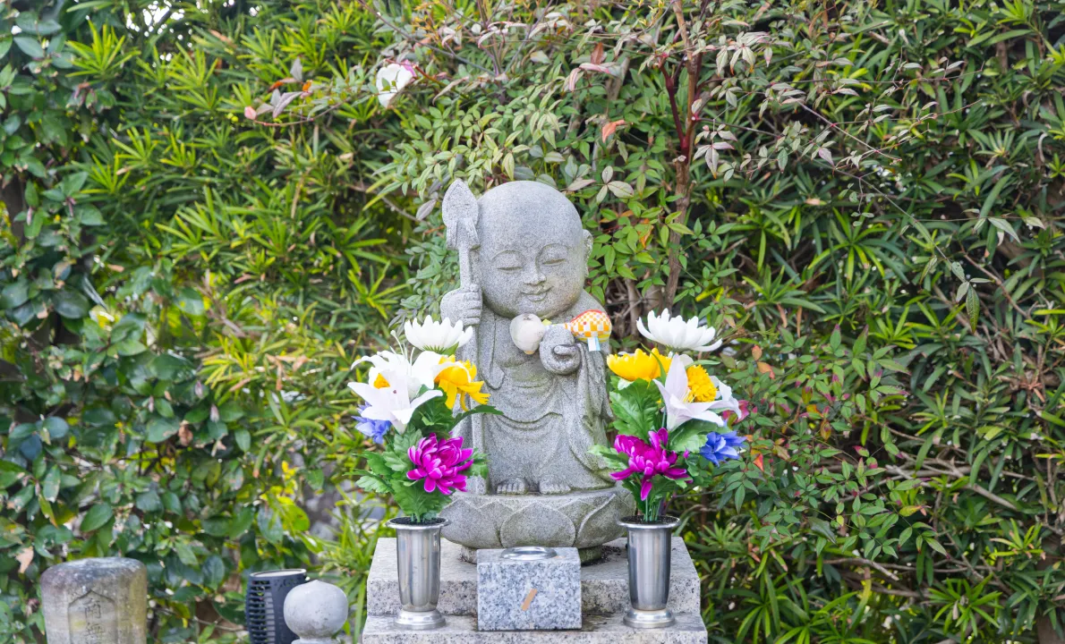 微笑みながら境内に佇むお地蔵様