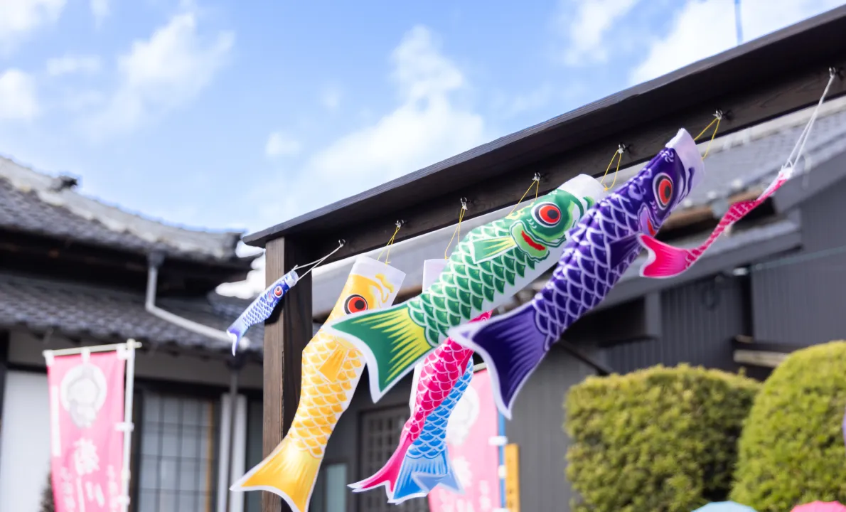青空の下を気持ちよく泳ぐ鯉のぼり