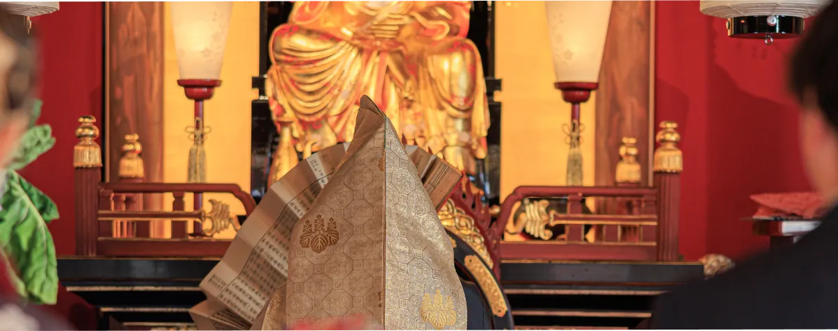ご本尊の前で執り行われる安産祈祷の様子