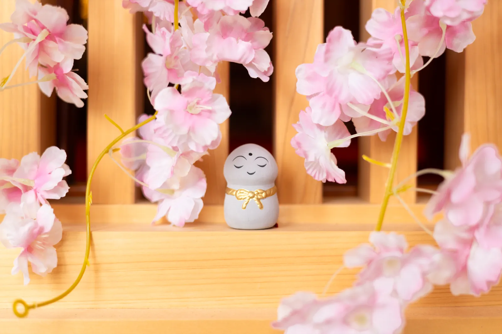 桜に囲まれた小さな小さなお地蔵様