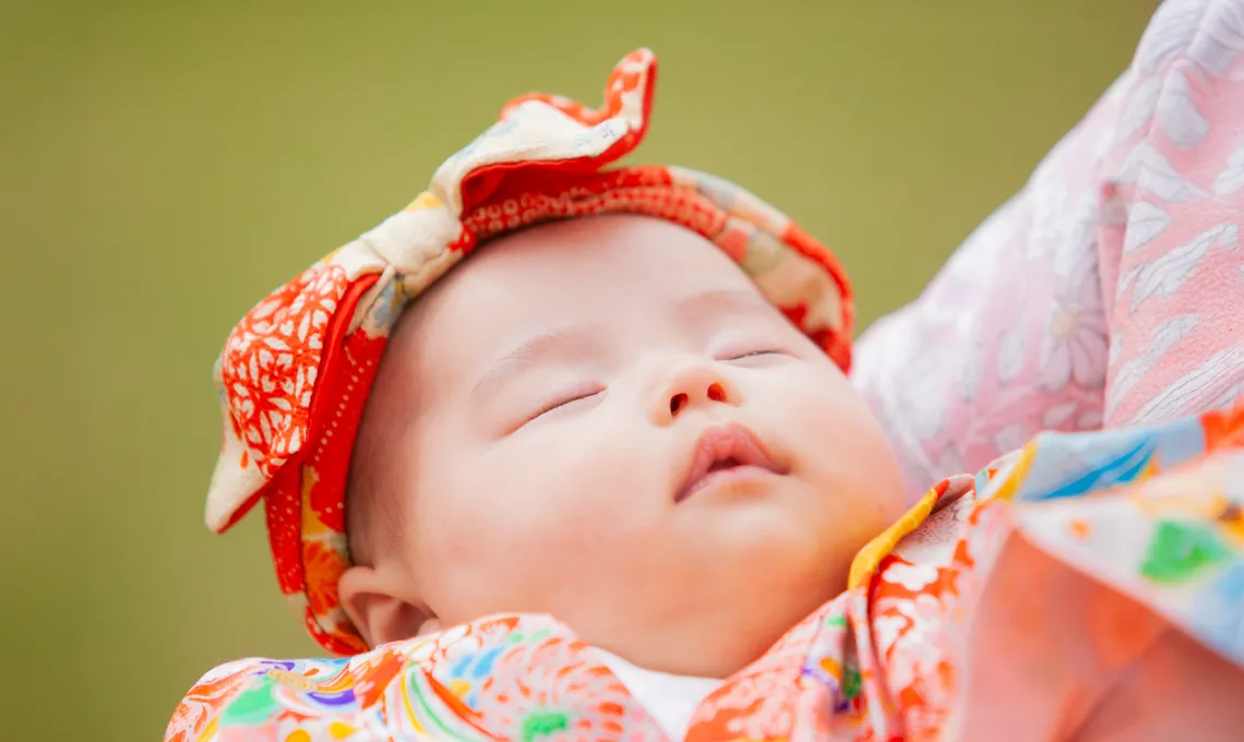 産着に包まれて眠る赤ちゃん