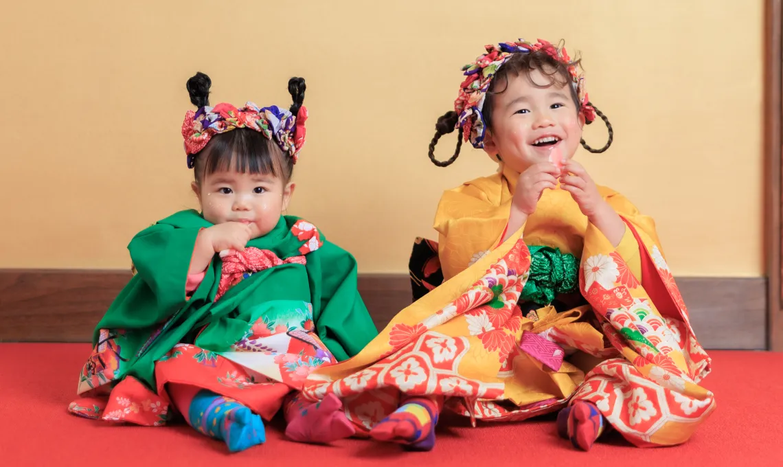 晴れ着姿でならぶ七五三の子どもたち