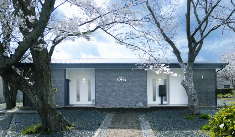 桜に囲まれた西福寺ホール「鳳桜殿」の外観
