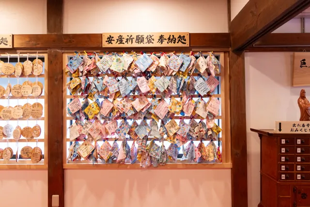 本堂内に設けられた安産祈願用底なし袋の奉納処