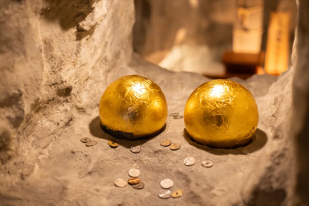 純金箔が貼り重ねられた黄金の双玉