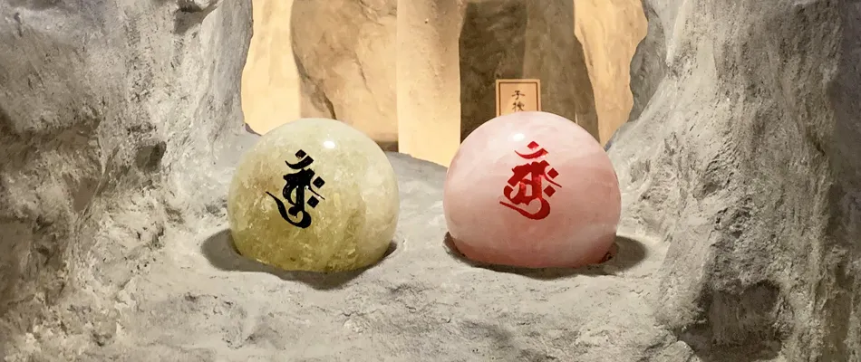 梵字が刻まれた2つの水晶双玉