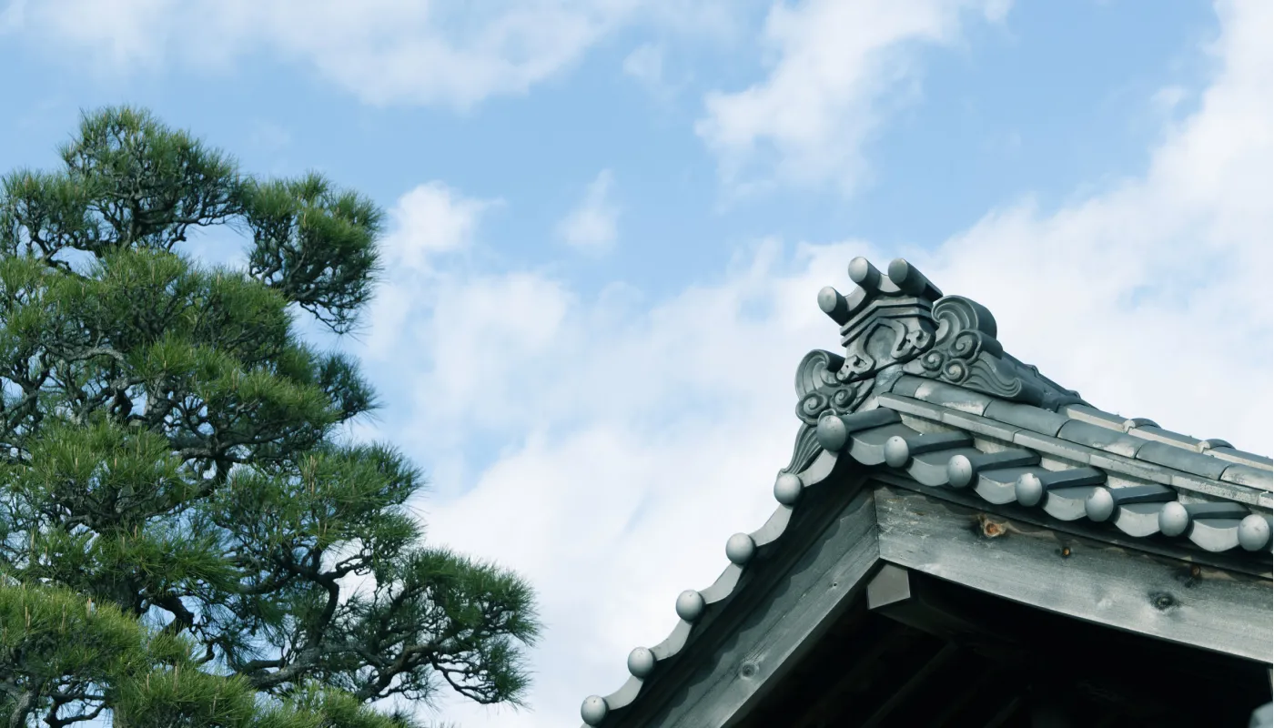 青空と西福寺の鬼瓦